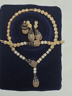 Elegant Gold and Black Floral Necklace Set - Women Jewelry